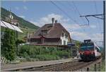 Ein SBB RBDe 560  Domino  ist als Regionalzug von Biel/Bienne nach Neuchâtel unterwegs und hält in Ligerz.