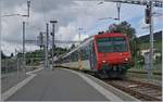 Der RE 18123 von Frasne nach Neuchâtel beim Halt in Travers.