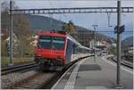 Der RE 18121 von Frasne nach Neuchâtel beim kurzen Halt in Travers.