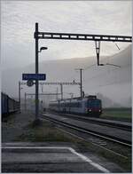 Ein SBB RBDe 560  Domino  erreicht auf seiner Fahrt von Neuchâtel nach Buttes den Bahnhof von Noiraigue. 

5. Nov. 2019