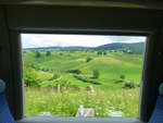Gut erkennbar ist die Fenster- und Sitzpartie des SNCF-Triebwagens 73754 im Aufstieg von Le Locle aufs Hochplateau und weiter nach La Chaux-de-Fonds.