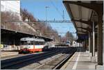 Während der BDe 4/4 N° 3 auf die baldige Abfahrt nach Les Brenets wartet erreicht im Hintergrund der SNCF X 76716 von La Chaux de Fonds nach Besançon Viotte den Bahnhof von Le Locle. 

3. Feb. 2024
