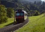 Ein RBDe 560 hat Court im Vallée de Tavannes gerade verlassen.