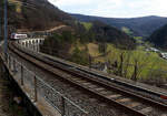 St.Ursanne, unterwegs von Delémont über Porrentruy zur französischen Grenze Boncourt/Delle und weiter nach Frankreich (Meroux). SBB Flirt 522 207 nach Meroux fährt auf den grossen Viadukt von St.Ursanne, hoch über dem Doubs, ein. 18.Februar 2022   