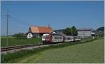 Ausgangs von Sâles, bei Vers chez Seydoux ist der TPF RBDe 567 182 mit seinem Pendelzug auf dem Weg nach Bulle.