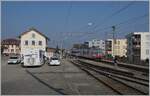 Der Bahnhof von Sugiez zeigt sich noch in der ursprünglichen Landbahnhofambiente, etliche Profilstangen deuten jedoch darauf hin, dass hier bald moderne Zeiten anbrechen werden.