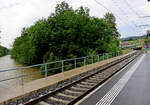 Es ist schwierig, den Zug (und nicht bloss die Stirnfront) mitsamt der Sensebrücke aufzunehmen, auf der sich auch der vordere Teil der Station Flamatt Dorf befindet.