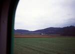 Sensetalbahn, stillgelegte Strecke Laupen - Gümmenen: Unterwegs im BDe4/6 zwischen Laupen und Gümmenen mit Blick auf den grossen Viadukt der BLS (früher BN) von Gümmenen.