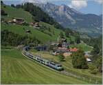 Ebenfalls bei Garstatt zeigt sich in der Gegenrichtung die BLS Re 4/4 II 501 mit ihrem EW III Wagensatz als RE auf der Fahrt nach Interlaken Ost.