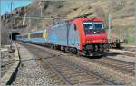 Auch wenn der hellblaube Cisalpino Zierstreifen zwischen Lok und Wagen nicht ganz zusammenpasst, war es eine gute Idee, die SBB Re 484 im Druchlauf zwische Milano - Birg - Bern/Gen�ve einzusezten.