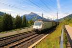 Güterverkehr auf der Lötschberg-Achse: Die BLS-Lokomotiven 465 008 ( Partnerschaft Berggemeinden ) und Re4/4 164.