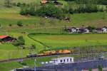 Güterverkehr auf der Lötschberg-Bergstrecke: Die BLS Diesellok Am 843 501 kommt mit dem grossen Kranzug in die Steigung oberhalb Frutigen.