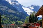 Güterverkehr auf der Lötschberg-Bergstrecke: Die beiden SBB-Loks Re6/6 11679 und Re4/4 II 11349 bringen einen schweren Güterzug nach Frutigen herunter.
