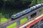 Güterverkehr auf der Lötschberg-Bergstrecke: Die beiden BLS 475 401 und 475 402 auf dem Kanderviadukt in Frutigen.