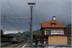 Das Bahnhofsgebäue von Mülenen wurde mustergültig renoviert, auch wenn es nun etwas abseits der Strecke steht, bzw.