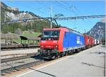 Die RAG Re 482 002-3 erreicht mit einem Güterzug Kandersteg.