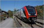 Ein Nachschuss auf einen  SBB RABe 502 Twidnexx bei Mülenen, der von einer SBB Re 4/4 II gezogen, auf dem Weg Richtung Bern ist.