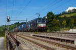 Die an die BLS Cargo / Crossrail vermietete X 4 E - 714 / 193 714-3 (91 80 6193 714-3 D-DISPO), eine Siemens Vectron MS Dispolok der MRCE, fährt am 08.09.2021 mit einem Container-Zug durch