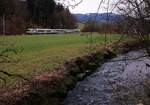 In der typischen Landschaft am Rande des Emmentals bei Oberdiessbach an der Lokallinie Burgdorf-Konolfingen-Thun fährt ein NPZ mit BLS-Triebwagen 235 durch.