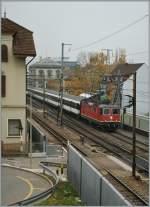 Eine SBB Re 4/4 verlässt miteinen Gotthard IR nach Locarno Liestal Richtung Süden.