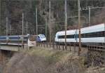Direkt am Streckenh�uschen neben der Kerstelenbachbr�cke begegnen sich ein Cisalpino und ein ICN.