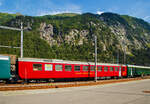 Ehemaliger SOB Einheitswagen I Speisewagen WR 55 85 88-35 452-9 CH-SLM, der SLM GmbH (Schorno Locomotive Management), abgestellt am 01 August 2019 beim Bahnhof G�schenen. Die SLM GmbH wurde zum 01.10.2022 liquidiert, heute ist der Wagen in Privatbesitz und als Leihfahrzeug im Bestand des VDP - Verein Dispopendel (Wohlen) und wird als WR EW I „Gipfeli-Express“ 55 85 88-35 452-9 eingesetzt.

Der Wagen wurde 1974 von der SWS Schweizerische Wagons- und Aufz�gefabrik AG Schlieren-Z�rich gebaut und als Speisewagen WR 242 (50 48 88-35 452-0) an die SOB - Schweizerische S�dostbahn AG geliefert. 
Urspr�nglich hatte er eine kleine Bar mit 8 Sitzpl�tzen, eine K�che mit den notwendigen Utensilien, ein Restaurant mit 18 Sitzpl�tzen, sowie ein Raucherabteil, welches bei Bedarf in ein weiteres Restaurant mit 21 Sitzpl�tzen umgewandelt werden konnte. 

Auf der Pressefahrt vom 9. Oktober 1974 wurde der neue SOB-Speisewagen WR 242 vorgestellt. Dieser Wagen versah seit jenem Herbst den Dienst in einer Pendelzugskomposition zwischen Arth-Goldau und Romanshorn. Der dadurch frei gewordene Buffetwagen Br 241 hatte Ende 1974 eine Revision durchlaufen und wurde dann bis Weihnachten probeweise in zwei direkten Zugspaaren von Einsiedeln nach Z�rich Altstetten im �Gipfeli-Express� eingesetzt.

1982 mit der Einf�hrung des Taktfahrplan verschwand der Buffetwagen aus den direkten Z�gen Arth-Goldau–Romanshorn. Ab 1985 war auch eine SOB-Komposition mit Buffetwagen im �Konstanz-Rigi-Express� in den Sommermonaten t�glich bis Konstanz im Einsatz. Wann der Wagen zum heutigen Speisewagen mit Bar umgebaut wurde ist mir nicht bekannt. Heute hat er einen gesamten Restaurantbereich mit 36 Sitzpl�tze, sowie zus�tzlich finden an der Bar etwa 10 Personen Platz.

2014 stand der Speisewagen als WR CT 452 in Z�rich Seebach als station�res Restaurant der �ffentlichkeit zur Verf�gung. Danach erfolgte der Verkauf an Schorno Locomotive Management. Der Wagen steht heute in einem neuen Anstrich in G�schenen.

Der �Gipfeli-Express� der S�dostbahn ist wohl einer der buntesten Zugsl�ufe einer normalspurigen Schweizer Bahngesellschaft. Dass sich dereinst eine Direktverbindung zu einem der kultigsten Z�ge entwickelte, h�tte bei der Einf�hrung wohl niemand gedacht. Der werktags verkehrende Berufspendlerzug �Gipfeli-Express� befuhr die Strecke Einsiedeln – W�denswil – Z�rich Altstetten. Die ehemalige Legende auf dem Netz der S�dostbahn, wird der allseits beliebte Gipfeli-Express heute durch den Verein Dispopendel als historische Zugskomposition f�r Events eingesetzt.

Die Speisewagen EW I unterschieden sich von ihren Vorg�ngern der Leichtstahlbauart vor allem durch das gesickte Dach und den T�ren, au�erdem waren sie 80 cm l�nger. Die EW I Speisewagen haben �bersetzfenster, im Gegensatz zu den allgemeinen EW I Personenwagen, welche einteilige Senkfenster haben.

Noch erw�hnenswert ist das dieser SOB EW I Speisewagen etwas andere Abmessungen hat als die bereits 1958-1961 auch von SWS gebauten EW I der SBB. 

TECHNISCHE DATEN:
Spurweite: 1.435 mm (Normalspur)
Anzahl der Achsen: 4 in 2 Drehgestellen
L�nge �ber Puffer: 24.100 mm
Breite: 2.900 mm
H�he: 4.500 mm
Wagenbodenh�he: 1.100 mm
Drehzapfenabstand: 17.700 mm
Achsabstand im Drehgestell: 2.700 mm
Laufraddurchmesser: 910 mm (neu)
Drehgestelltyp: SWS (mit Schraubenfedern)
H�chstgeschwindigkeit: 140 km/h
Eigengewicht: 36 t
Sitzpl�tze: 43 (36 im Restaurant)
Bremse: Frein O-R (P43t)
Besonderheit: Zurzeit nur Station�r betriebsf�hig, Versorgung �ber externen Generator m�glich.

Quellen: VDP / SBB / SWS / SOB  
Stand (�berarbeitung): September 2025
