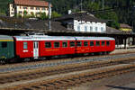 Der EW I - Speisewagen SBB WR 50 85 88-33 700-8, ex WR 50 85 88-33 615-8, ex WR 10133, der SBB Historic (Depot Erstfeld), am 02 August 2019 im Bahnhof Göschenen, im Zugverband eines Sonderzuges mit Gotthard Krokodil Ce 6/8 II 14253.

Der Wagen wurde 1958 von der SWS Schweizerische Wagons- und Aufzügefabrik AG Schlieren-Zürich gebaut und als Dr4ü 10133 an die SBB geliefert. 

Weiterer Lebenslauf dieses Wagens:
1963 Umzeichnung zu WR 10133
1968 UIC-Umnummerierung WR 50 85 88-33 122-5 
1978 Umbau zum Selbstbedienungswagen WR 50 85 88-33 616-6
1989 Umbau zu  Chäs-Express  WR 50 85 88-33 700-8 (aktuelle Beschriftung, aber nicht Lackierung)

Die SBB führte Anfang der 1990er Jahren den  Chäs Express  ein, eine kleine Flotte von Speisewagen von Käsewagen, die extra für das Servieren von Käsefondue ausgestattet waren. Sie erhielten eine  Käseblock -Lackierung, um sie von normalen Speisewagen zu unterscheiden. Dieser Wagen trägt zwar die WR 50 85 88-33 700-8 des „Chäs-Express“, ist aber in der Lackierung der 1960er. Eigentümer des Wagens ist heute die SBB Historic.

Informationen zur Fahrzeugfamilie/Fahrzeugserie:	
Nach den Erfahrungen mit den Leichtstahlwagen der Typen 1937 und 1953 strebte die SBB neue Einheitswagen an. Die von SIG Neuhausen und SWS Schlieren vorgeschlagene Lösung setzte sich durch, erste Prototypen standen 1956 bereit. Im Unterschied zu den bisherigen Leichtstahlwagen wurden die Eingangsplattformen über den Drehgestellen angeordnet. Der Einstieg wurde dadurch an Perrons in Kurven erleichtert und es entstand ein einziger größer Fahrgastraum, meist durch eine Glastrennwand mit Schwenktüre unterteilt. Die ersten Einheitswagen trugen die Bezeichnung EW I. Bei den Hauptrevisionen in den 1970er Jahren wurden die Faltenbälge an den Wagenübergängen durch Gummiwülste ersetzt und die Wagenkästen an beiden Enden etwas verlängert. Zudem erhielten die Wagen bei diesen Umbauten an beiden Stirnseiten je zwei rote Zugschlussleuchten.

Den EW I folgten in späteren Jahren Weiterentwicklungen mit den Bezeichnungen EW II, EW III und EW IV. 

Zwischen 1958-1961 nahm die SBB zehn EW I - Speisewagen mit den Nummern WR 10127-10136 in Betrieb (88-33 119–122 / 510–512 / 610–612). Ab 1975 wurden sieben der zehn EW I - Speisewagen für Selbstbedienung umgebaut (WR 88-33 610–616). 1989, 1991 und 1993 wurden drei Wagen zu „Chäs-Express“-Wagen umgebaut, darunter der vorliegende Wagen 88-33 700 im Jahre 1989.

TECHNISCHE DATEN (Speisewagen):
Spurweite: 1.435 mm (Normalspur)
Anzahl Achsen: 4 in 2 Drehgestellen
Länge über Puffer: 23.500 mm 
Länge Wagenkasten: 23.200 mm
Drehzapfenabstand: 16.900 mm
Achsabstand im Drehgestell: 2.700 mm
Laufraddurchmesser: 910 mm (neu)
Drehgestelltyp: SWS (mit Schraubenfedern)
Breite: 2.920 mm
Höhe: 4.500 mm
Wagenbodenhöhe: 1.100 mm 
Höchstgeschwindigkeit: 140 km/h
Eigengewicht: 39 t
Bremse: Oerlikon O-R 49t (P39t)
Sitzplätze: 30
Die EW I 1. und 2. Klasse Wagen haben etwas andere Längen-Abmessungen

Ausstattung: 
Layout des Innenraums: Speiseraum mit fest eingebauten Tischen und Sitzbänken. Mittelgang mit 2:1-Bestuhlung.
Toilette: Nein
Innenbeleuchtung: Leuchtstoffröhren
Heizung: Elektrisch (1.000V)
Klimaanlage: Nein
Kundeninformationsystem: Lautsprecheranlage für Durchsagen
Sonstige Einrichtungen: Musikanlage, Kühlanlage, Tiefkühler, 2 Rechaudplatten, Kaffeemaschine, 2 Mikrowellengeräte, Umluftbackofen, Geschirrspüler, 1 Raclette-Steckdose pro Tisch

Die Einheitswagen EW I:
Ausziehbare Abteiltische, gepolsterte Sitzbänke in der 2. Klasse, verglaste Trennwände zwischen Raucher- und Nichtraucherabteilen, verstellbare «Fauteuils» (Sitze) in der 1. Klasse und ein geräumig wirkender Fahrgastsaal: So lesen sich ein paar der Eigenschaften des Einheitswagen I (EW I), der während drei Jahrzehnten das Rückgrat des SBB-Fuhrparks war. Eingesetzt wurden die im damals typischen SBB dunkelgrün gehaltenen Wagen im Fern- und Regionalverkehr nach dem Motto: Gleicher Komfort für alle, auf kurzen und langen Strecken.

Entstanden sind die EW I aus einem Ideenwettbewerb unter Schweizer Rollmaterialherstellern. Hergestellt wurden sie dann zwischen 1956 und 1967 von einem Konsortium der Industriegesellschaft Neuhausen (SIG) und der Schweizerischen Wagons- und Aufzügefabrik AG Schlieren (SWS). 1.208 Wagen wurden insgesamt gebaut, 1.028 Stück davon für die 2. Klasse. In vielerlei Hinsicht war der EW I damals zukunftweisend: Die Einstiege etwa waren über dem Drehgestell und nicht mehr in der Mitte angeordnet, die WCs an den Wagen-Enden. Neben den Personenwagen beschaffte die SBB auch zahlreiche EW I als Steuer- und Speisewagen, sowie Gepäck- und Postwagen. Die Gepäckwagen verfügten über eine eingebaute Gefängniszelle, die bis Anfang der 2000er Jahre für den Transport von Gefangenen genutzt wurde. Daneben gab es den EW I aber auch als Salonwagen für Staatsbesuche und politische Feierlichkeiten.

Alle Serien von Einheitswagen haben folgende Merkmale:
•	Einstiege über den Drehgestellen, WC und Plattform am Wagenende, ein großes Passagierabteil zwischen den Einstiegen
•	Großraumwagen
•	Vis-à-vis-Sitzanordnung mit einem Mittelgang
•	bei Ablieferung getrennte Raucher- und Nichtraucherabteile, anfänglich je 50 % (Ab Dezember 2005 wurde das Rauchen in Zügen generell verboten, und die Pendeltüren zwischen den Abteilen wurden entfernt.)
•	Leichtbauweise (bis EW III)

Die Einheitswagen lösten die letzten Holzkastenwagen und die schweren Stahlwagen ab und wurden lange gemeinsam mit den Leichtstahlwagen eingesetzt. Nach Einführung des Taktfahrplans im Jahre 1982 wurden die Wagen vermehrt typenrein eingesetzt. Von den Einheitswagen gab es vier Serien (EW I bis IV).

Die Einheitswagen I sind die Nachfolger der Leichtstahlwagen und wurden zwischen 1956 und 1967 gebaut. Sie waren ursprünglich in SBB-Grün lackiert und hatten ein Gewicht von 28 bis 32 Tonnen, eine Länge von 23,7 m und eine zulässige Höchstgeschwindigkeit von 140 km/h. Die ersten vier Einheitswagen erschienen 1956, kurz vor der Abschaffung der dritten Wagenklasse, noch als C4ü.

Damit die Einstiege über dem Drehgestell angeordnet werden konnten, mussten die Drehgestellrahmen in der Mitte gekröpft ausgeführt werden. Die Primärfederung (zwischen Rad und Drehgestellrahmen) erfolgt durch Schraubenfedern, für die Sekundärfederung (zwischen Drehgestellrahmen und Wagenkasten) kamen zwei Varianten zur Ausführung:

•	Schraubenfedern nach einem Konstruktionsprinzip der SWS Schlieren; das Drehgestell wird deshalb Schlieren-Drehgestell genannt;
•	Torsionsstäbe aus der Entwicklungslinie der SIG Neuhausen für die Wagen erster Klasse.

Die größte Serie bei den SBB-Personenwagen waren die 2. Klasse Einheitswagen I, von denen in zwölf Jahren 1.028 Stück gebaut wurden. Die Sitze der EW I hatten in der zweiten Klasse ursprünglich braune Kunstlederpolsterungen. Bei ihrer Hauptrevision in den 1970er-Jahren bekamen sie wie die EW II in Nichtraucherabteilen einen grünen und in Raucherabteilen einen roten Sitzbezug. Die ursprünglichen Faltenbalgübergänge wurden durch Gummiwulstübergänge und die bislang eingebaute Glühlampenbeleuchtung durch eine Beleuchtung mit Leuchtstofflampen wie in den EW II ersetzt. 

Bei dem später erfolgten Umbau auf kondukteurlosen Betrieb wurden alle dazu ausgewählten Wagen auch für den Betrieb in Pendelzügen umgebaut, diese Wagen (ausser den Steuerwagen) haben eine 5 auf der achten Stelle der UIC-Nummer (z. B. 50 85 20-35 000). Bei diesem Umbau wurden auch die ursprünglich eingebauten Achsgeneratoren mitsamt Laderegler durch elektronische Batterieladegeräte ersetzt, die aus der Zugsammelschiene, früher Heizleitung genannt, versorgt werden (ee-Kennzeichen im Anschriftenfeld).

Die Senkfenster sind einteilig, einfach verglast und rahmenlos, die Scheiben werden beim Öffnen bis zur Hälfte in die Wagenseitenwand versenkt. Die Speisewagen sind mit Übersetzfenstern ausgestattet.

Die Speisewagen EW I unterschieden sich von ihren Vorgängern der Leichtstahlbauart vor allem durch das gesickte Dach und die Türen; außerdem waren sie 80 cm länger. Die Speisewagen wurden in zwei Serien beschafft, diese waren bei Auslieferung weinrot lackiert (wie hier). Die ersten sieben Wagen von 1958 wurden ab 1975 in Selbstbedienungswagen (Self-Service) umgebaut und erhielten dabei einen helleren roten Anstrich mit grauen Zierlinien. Weitere Umbauten folgten ab 1989, drei Wagen erhielten einen gelben Anstrich mit Käselöchern und wurden als Chäs-Express bezeichnet, drei weitere erhielten ein violettes Fensterband und magentafarbenes Schrägband für den Betreiber „Le Buffet Suisse“, zwei davon mit der Anschrift Calanda Land. 1961 wurden drei weitere pendelzugfähige Wagen geliefert, welche in den 1980er Jahren eine Modernisierung mit Neuanstrich in verkehrsrot und steingrau entsprechend den Speisewagen der EW IV erhielten. Ein elfter Wagen wurde 1961 aus einem ausgebrannten Leichtstahlwagen umgebaut und wurde in den 1970er Jahren wie die Selbstbedienungswagen angestrichen.

2021 nahmen die SBB die letzten Einheitswagen I aus dem Verkehr.

Quellen: SBB Historic / wikipedia / bahnonline.ch
Stand (Überarbeitung): September 2025
