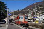 Die SBB Re 4/4 II 11109 in  Swiss-Express  wartet mit dem IR 2268 nach Z�rich in Locarno auf die Abfahrt.