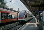 Bald (lang ersehnter) Alltag: während der TILO RABe 524 105 als S 2 nach Castine Arbedo Locarno verlässt, steht SOB RABe 526 206-8 (UIC 94 85 7 526 206-8 CH-SOB), hier auf einer Testfahrt,