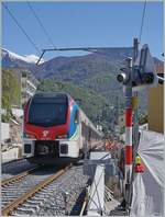 Am Schluss des S20 von Locarno nach Castione Arbedo läuft der SBB TILO RABe 524 311, bei der Durchfahrt im künftigen Bahnhof von Minusio. 
Zur Zeit fahren auf der Strecke Locarno Tenero 5 Zugspaare. Somit ist die Einspurstrecke bei einer Fahrzeit von vier Minuten pro Zug in der Stunde gut 40 Minuten lange belegt. Oder anders ausgedrückt: es ist praktisch immer eine Zug zwischen Tenero und Locarno unterwegs. 
Die SBB suchte nach einer Kreuzungsstation zwischen Tenero und Locarno, schliesslich fand man als Lösung den Bau einer Station Minusio, welche im Dezember 2023 in Betrieb genommen werden wird.

26. April 2023