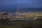 Schechtwetter in Mumpf. 

Eine Doppeltraktion Flirt RABe 523 unter einem Hochrhein-Regenbogen. Februar 2026.