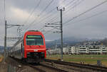 An der Strecke Zug - Zürich via Affoltern am Albis: Ein Zug der S14 der Zürcher S-Bahn kurz vor Bonstetten-Wettswil, im Hintergrund der Uetliberg.