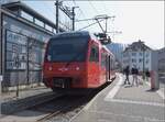 Mehrsystemtriebzug mit verschiebbarem Stromabnehmer Be 552 516 und davor Be 552 515 der SZU in Uitikon-Waldegg.