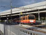 Abschied von einem Unikum, der Mehrsystemoberleitung in Zürich Giesshübel.

Hier in Giesshübel treffen Gleichstrom und Wechselstrom aufeinander. So weicht die 1,2 kV Gleichstromfahrleitung der Uetlibergbahn seitlich aus. Hier sind beide Leitungen nebeneinander zu erkennen. Be 556 522, Be 556 526 und Be 556 527 greifen mit gleich 6 Stromabnehmern den Strom ab. April 2022.