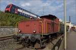 Die S-Bahn mit Re 450 057 in Uetikon am See fährt doch tatsächlich an 2 Paar Halbschuhen vorbei...