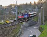 G�ubahn-IC in der Schweiz Re 4/4 II 11379 mit ihrem IC nach Stuttgart in Neuhausen am Rheinfall.