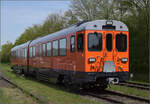Eine gewisse Ähnlichkeit zum wunderbar aufpolierten Bernina-Triebwagen BCe 4/4 in Stefans Foto lässt sich nicht verleugnen. Das soll auch Absicht sein. http://igschieneschweiz.startbilder.de/bild/schweiz~bahnhoefe~blonay/866632/la-der-de-la-saison-.html

Der für das Werksgelände von Huawei in Südchina bestimmte, nigelnagelneue Bm 880 205 in Hemishofen mit der innen per Zettel angebrachten NVR-Nummer 99 85 8880 205-6. April 2024. 
