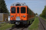 Eine gewisse Ähnlichkeit zum wunderbar aufpolierten Bernina-Triebwagen BCe 4/4 in Stefans Foto lässt sich nicht verleugnen. Das soll auch Absicht sein. http://igschieneschweiz.startbilder.de/bild/schweiz~bahnhoefe~blonay/866632/la-der-de-la-saison-.html

Der für das Werksgelände von Huawei in Südchina bestimmte, nigelnagelneue Bm 880 205 in Hemishofen mit der innen per Zettel angebrachten NVR-Nummer 99 85 8880 205-6. April 2024. 