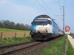 Nachdem der Radfahrer am geschlossenen Bahnübergang oberhalb von Kreuzlingen anhalten musste, wurde schnell der Fotoapparat ausgepackt und die 'SRG'-Werbelok Re 460 020-1 mit dem IR von Konstanz