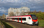 Flirt 4 Evo für die SBB. 

Brandneu auf der Schiene im Testbetrieb ist der RABe 531 001. Riedt bei Erlen, April 2024.

Radiale Achslenker, vergrösserter Innenraum durch andere Anordnung der Aggregate dürften die wichtigsten Features sein. Erkennbar dürften die Änderungen am besten am zusätzlichen kleinen Fenster hinter den Führerständen sein. Neuentwickelte Jakobsdrehgestelle lassen einen Antrieb weiterer Achsen zu, wie beim sechsteiligen Mika bereits realisiert wurde. 

Festgehalten im Bild hat den neuen Zug Georg Trüb. Vielen Dank für die Bereitstellung der Bilder für diese Webseite. 