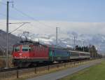 Bei Plattlis f�hrt Re 4/ II 11136 mit dem aus unterschiedlichen Wagen zusammengestellten RHEINTAL-EXPRESS RE 3811 von St.