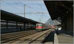 Eine SBB Re 4/4 II erreicht mit ihrem REX von St-Gallen nach Chur den Bahnhof von Landquart.