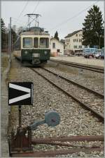 Der Be 4/4 N� 27 wartet auf Gleis zwei auf die Ankunft und R�ckfahrt des Regionalzugs um dann als Leerfahrt nach Echallens zu fahren.