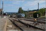 Ein Blick über den Bahnhof von Blonay mit eine CEV GTW 2/6 nach Vevey und dem  Train des Etoiles nach Les Pleiades.