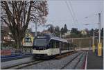Der CEV MVR SURF GTW ABeh 2/6 7503  Blonay-Chamab  nach Blonay beim Halt im vollständig neu gestalteten Bahnhof St-Légier Gare.