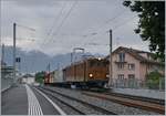 Die Blonay Chamby Bernina Bahn Ge 4/4 81 bei der Rückfahrt nach Blonay mit ihrem  Riviera Belle Epoque  fährt in St-Légier Gare durch.