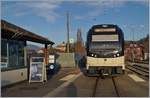 Durch ein abhanden gekommenes Gebäude bietet sich nun im Bahnhof von Blonay ein Blick mit Zug und Schloss.