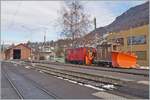 Das Bild ist etwas zu hell, aber nur so zeigt sich neben dem CEV X rot 91 und der 1911 gebauten CEV HGe 2/2 N° 1 auf Gleis vier in Blonay zumindest andeutungsweise die HGe 2/2 N° 2 im