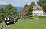Der Blonay-Chamby MOB DZe 6/6 2002 mit einem kurzen Güterzug bei Chaulin.