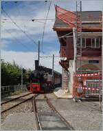Die G 2x 2/2 105 ist in Chamby angekommen, dessen Empfangsgebäude zur Zeit restauriert wird.